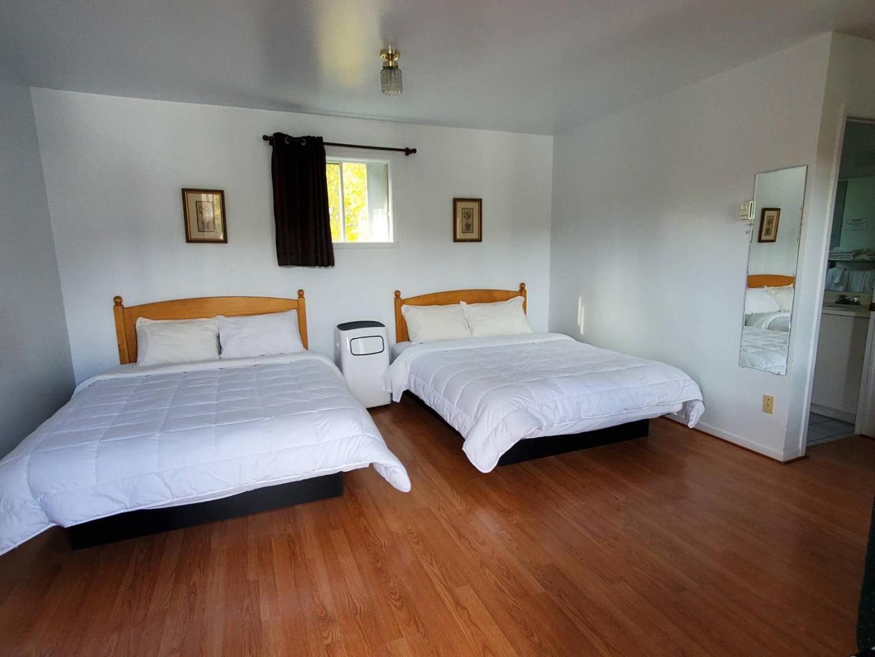 - Georges Hotel