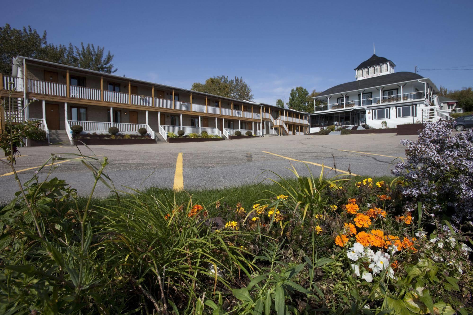 - Georges Hotel Tadoussac