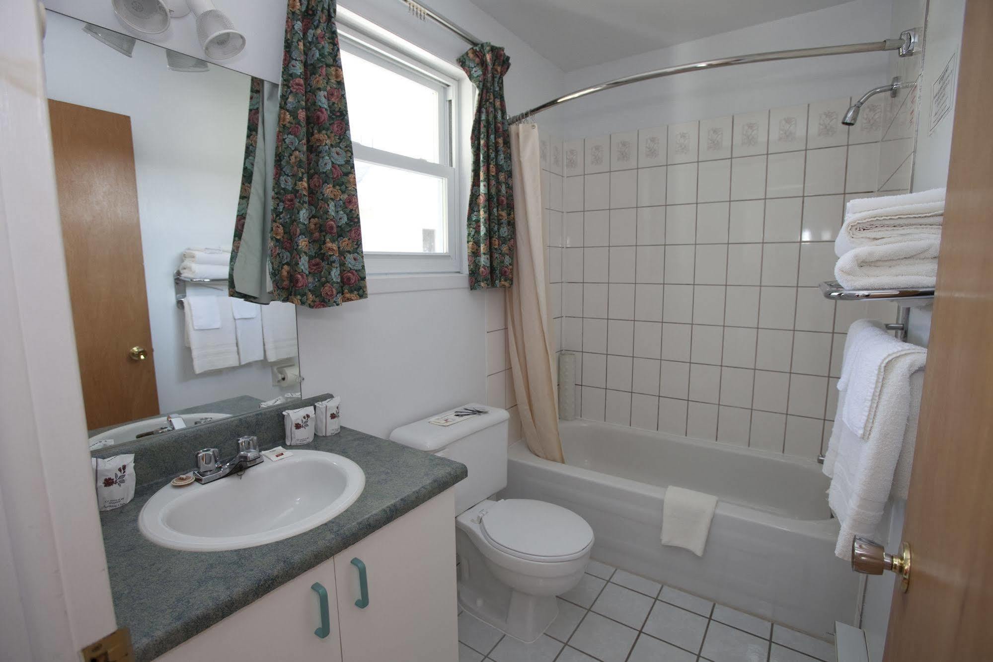 - Georges Hotel