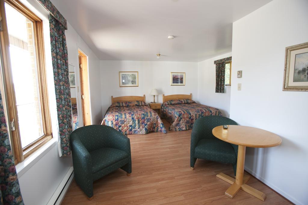 - Georges Hotel Tadoussac